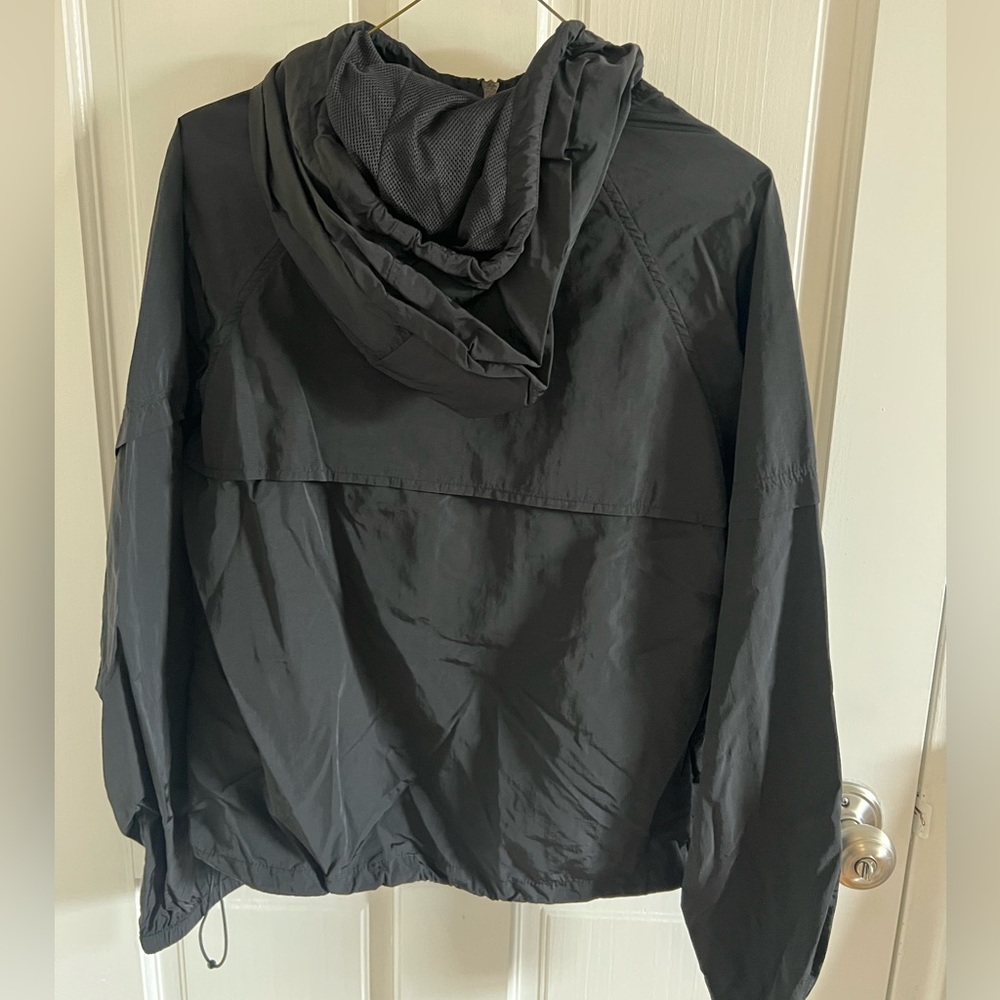 Aritzia TNA black windbreaker with front pocket size small